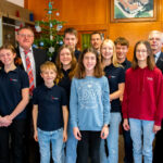 von links: 1. Kdt. Stefan Schertl, Mia Specht, BGM Hans-Martin Schertl, Pius Schertl, Lea Schertl, Tim Apfelbacher, Hannah Gradl, 2. Kdt. Florian Ringer, Hannah Gradl, Ben Schertl, Anna Held, 1. Vorsitzender Rudolf Ernst, KBM Andreas Luber