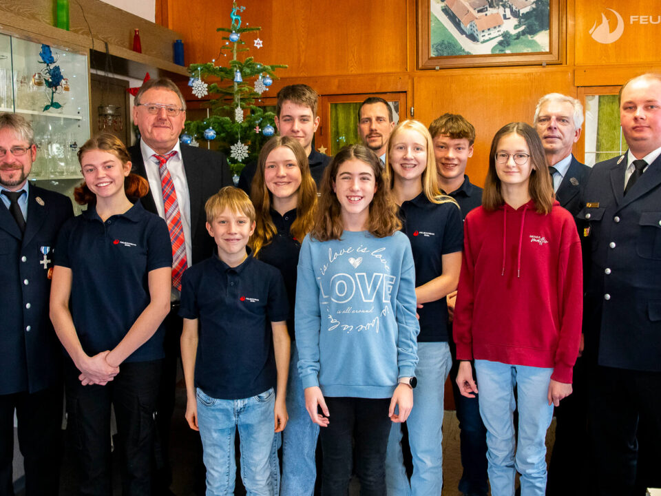 von links: 1. Kdt. Stefan Schertl, Mia Specht, BGM Hans-Martin Schertl, Pius Schertl, Lea Schertl, Tim Apfelbacher, Hannah Gradl, 2. Kdt. Florian Ringer, Hannah Gradl, Ben Schertl, Anna Held, 1. Vorsitzender Rudolf Ernst, KBM Andreas Luber